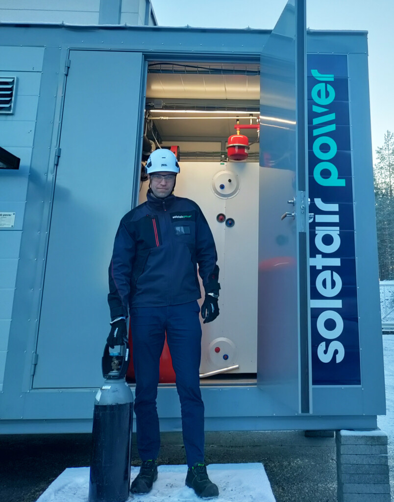 Finnish engineer standing with a carbon dioxide bottle